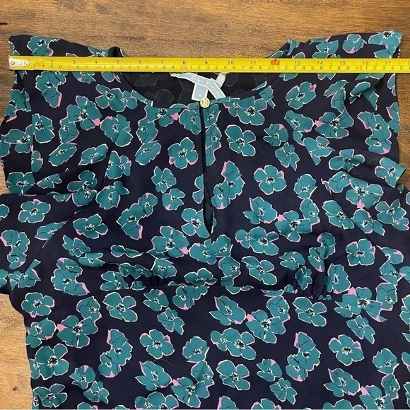 Draper James Dinah print silk blouse. Size 8, flutter sleeves and keyhole detail - Picture 5 of 9